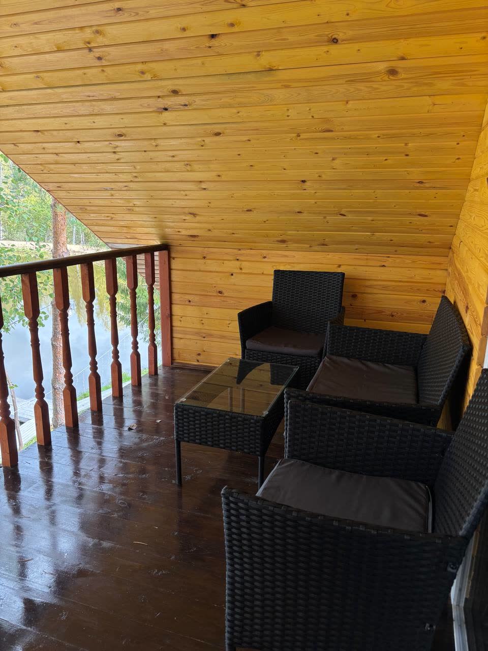 Домик у пруда