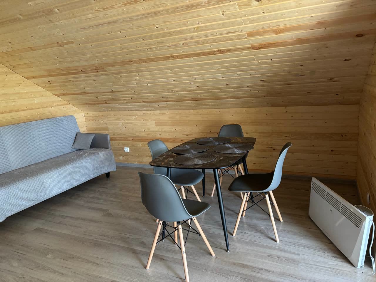 Домик у пруда