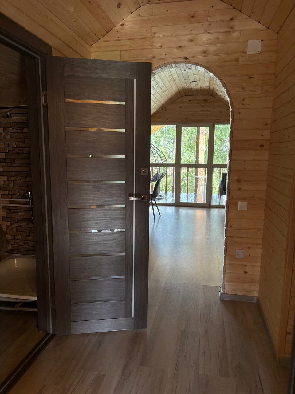 Домик у пруда