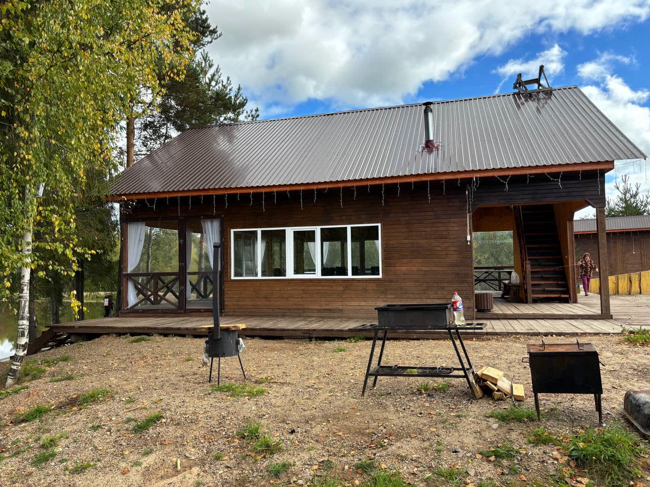 Домик у пруда