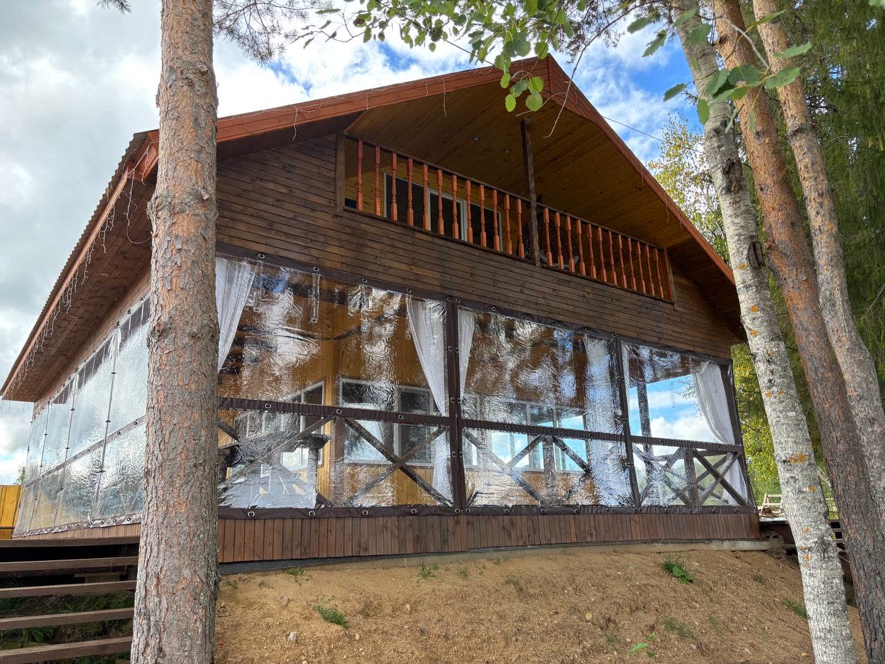 Домик у пруда